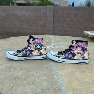 Women’s size 8 Converse. Worn once. EUC